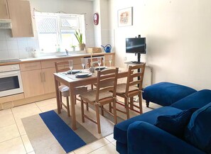 Een koelkast, een magnetron, een oven, een koffiezetapparaat/waterkoker