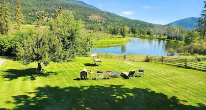Hidden Gem Oasis
A peaceful, beautiful spot on the Shuswap River, pet-friendly,