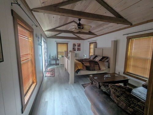 Charming studio in fabulous Dresden with WiFi, AC, on horse property