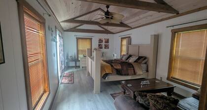 Charming studio in fabulous Dresden with WiFi, AC, on horse property