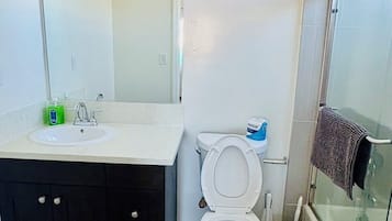 Een douche, een bubbelbad, een haardroger, handdoeken