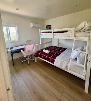 5 bedrooms, iron/ironing board, WiFi, bed sheets