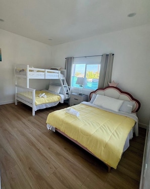 5 habitaciones, tabla de planchar con plancha, wifi y ropa de cama