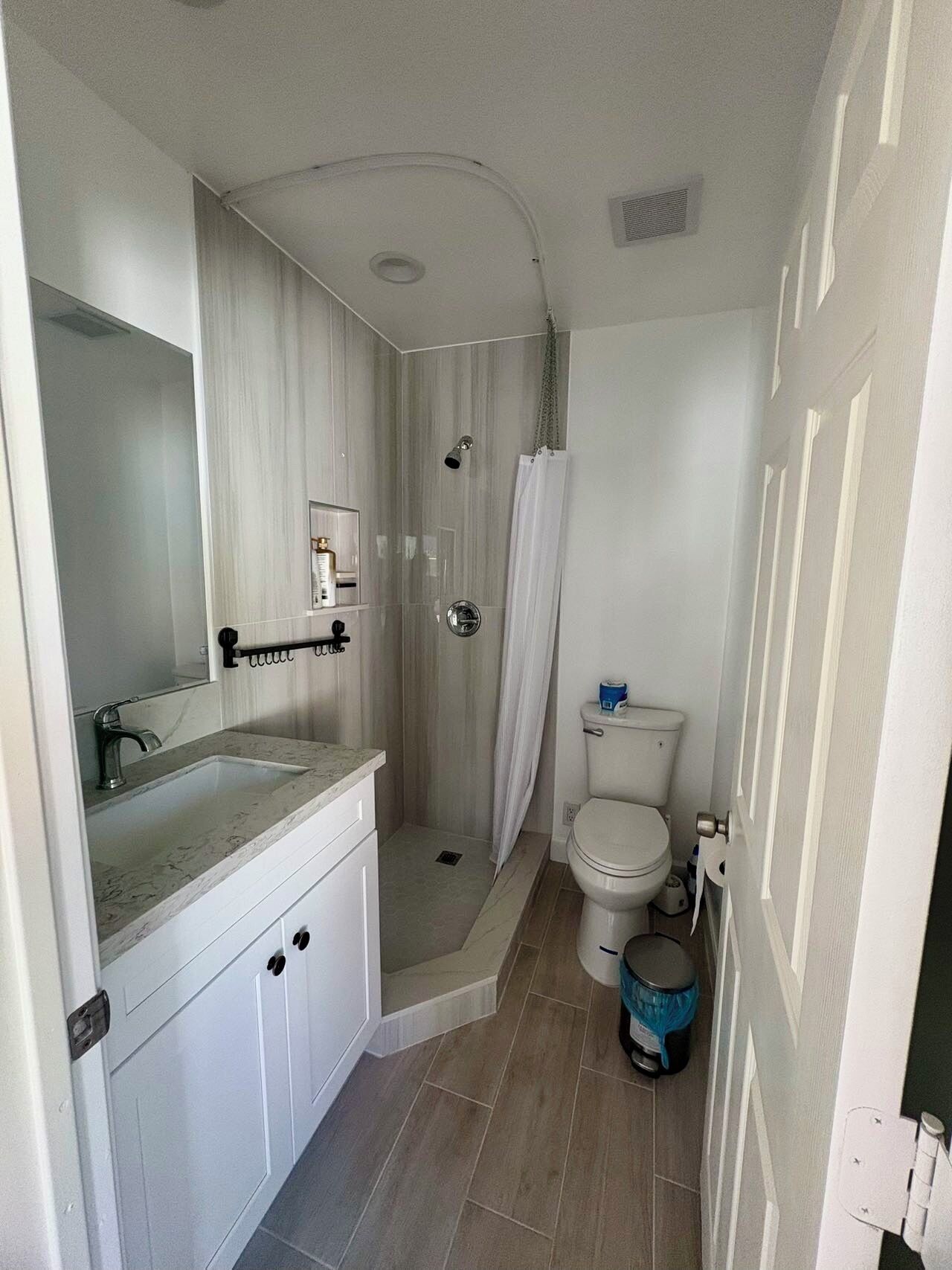 Shower, jetted bath, hair dryer, towels