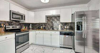 4-bedroom pool house in beautiful West Palm Beach with WiFi, AC. Near Airport!