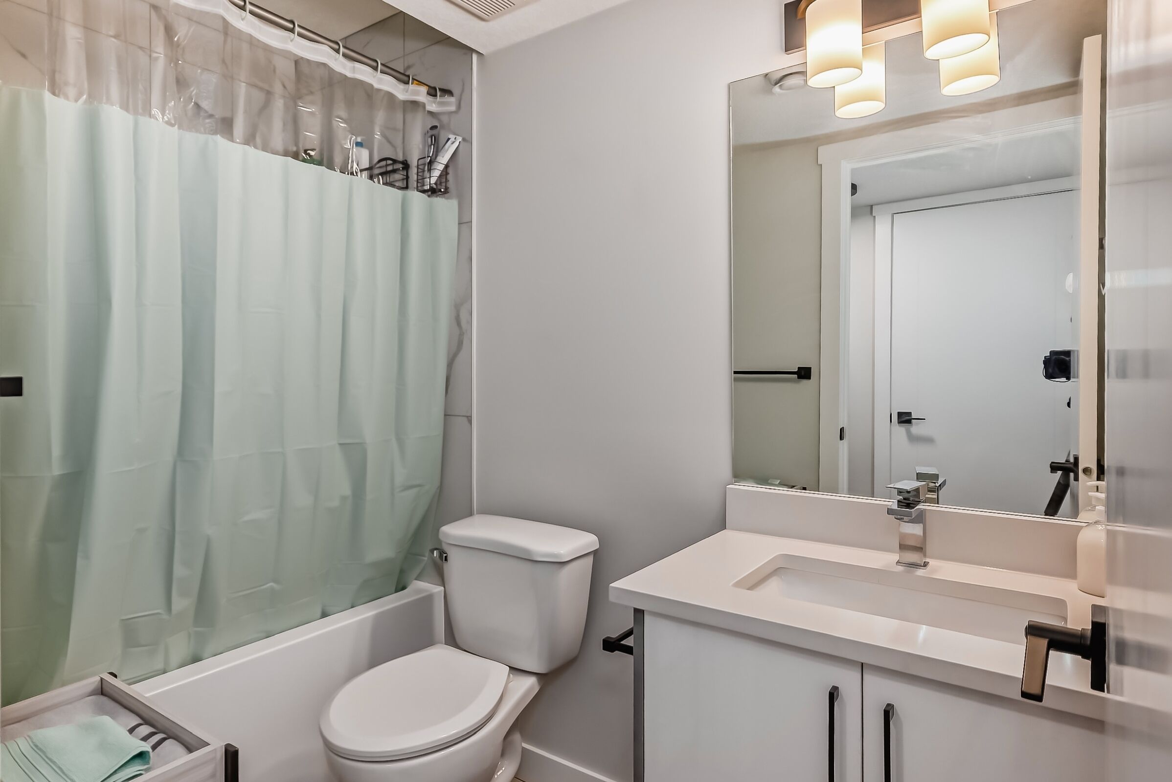Sèche-cheveux, bidet, serviettes fournies, savon