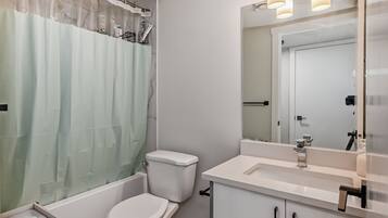 Sèche-cheveux, bidet, serviettes fournies, savon
