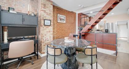 Prime Location! 2BR/2BA rowhouse steps from Ravens Stadium & Camden Yards.