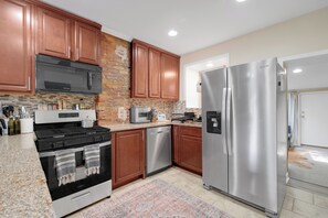Microwave, oven, stovetop, dishwasher - Prime Location! 2BR/2BA rowhouse steps from Ravens Stadium & Camden Yards. (Baltimore)