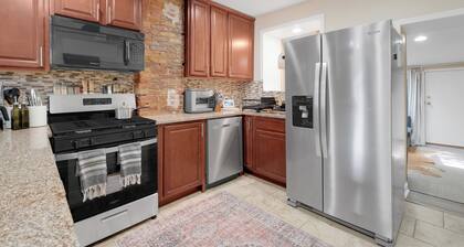 Prime Location! 2BR/2BA rowhouse steps from Ravens Stadium & Camden Yards.