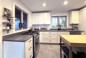 Private kitchen - CLASSIC WOODSTOCK Minutes to Town, Heated Pool, Pond, Views, AC, WiFi, Fireplace (Woodstock)