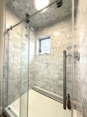 Sèche-cheveux, serviettes fournies, savon, papier toilette