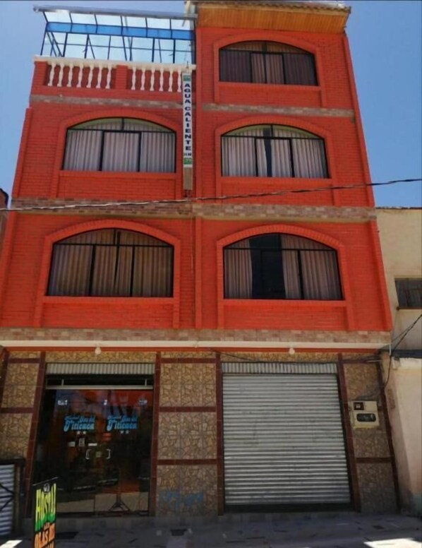 Vista frontal de la propiedad