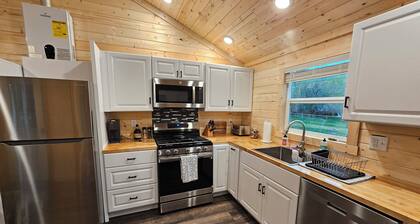 Cozy cabin in a quiet neighborhood near downtown Hamilton