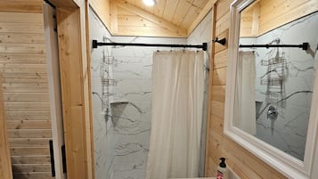 Serviettes fournies, papier toilette