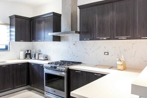 Fridge, microwave, oven, stovetop - 3-bedroom home with Hot water,  Starlink WiFi, AC, 24 hour security in Ocho Rios (Ocho Rios)