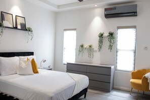 3 bedrooms, iron/ironing board, free WiFi, bed sheets - 3-bedroom home with Hot water,  Starlink WiFi, AC, 24 hour security in Ocho Rios (Ocho Rios)