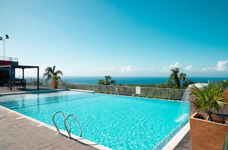 Outdoor pool. 3-bedroom home with Hot water, Starlink WiFi, AC, 24 hour security in Ocho Rios