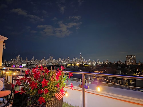 The Beach Loft - 5 min HorseShoe Casino, 
 30 min. from Chicago Navy Pier