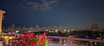 The Beach Loft - 5 min HorseShoe Casino, 
 30 min. from Chicago Navy Pier