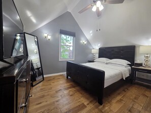 2 soverom, skrivebord, strykejern/-brett og wi-fi (inkludert)