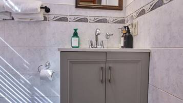 Dusche, Haartrockner, Handtücher, Seife