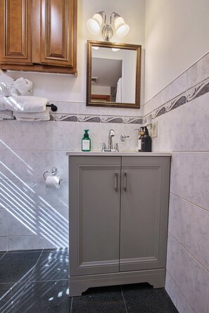 Dusche, Haartrockner, Handtücher, Seife