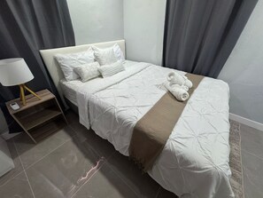3 habitaciones, tabla de planchar con plancha, wifi y ropa de cama