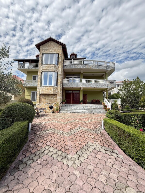 Exterior - Charming 2-bedroom apartment in a single Villa, with big garden, BBQ Space (Sauk)