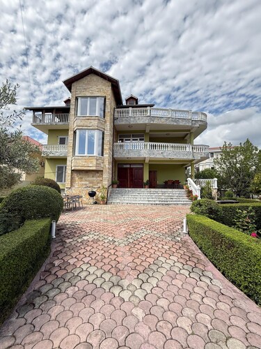 Charming 2-bedroom apartment in a single Villa, with big garden, BBQ Space