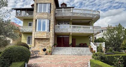 Charming 2-bedroom apartment in a single Villa, with big garden, BBQ Space