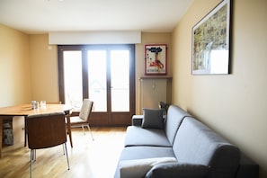 Living area - Apartment 'Urban Gallery Grand' with Mountain View, Balcony and Wi-Fi (Ambilly)