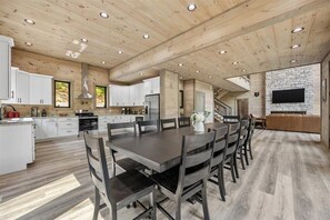 Dining - Gatlinburg Luxury Cabin: Hot Tub, Arcade, Accessible Suite, Treehouse Vibe (Gatlinburg)