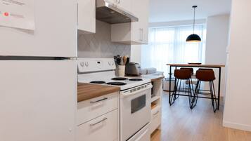 Fridge, microwave, stovetop, dishwasher