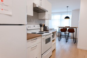 Réfrigérateur, micro-ondes, plaque de cuisson, lave-vaisselle