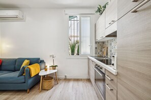 Fridge, microwave, oven, coffee/tea maker