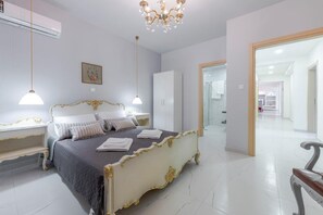 Deluxe-sviitti, näköala puutarhaan | 3 makuuhuonetta, tallelokero huoneessa, pimennysverhot, ilmainen Wi-Fi