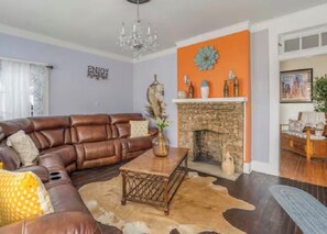 Living area - Spacious family-friendly 7-bedroom house with WiFi, AC in charming Wetumpka (Wetumpka)