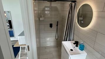 Dusche, Bidet, Handtücher, Toilettenpapier