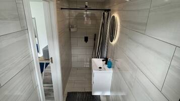 Dusche, Bidet, Handtücher, Toilettenpapier