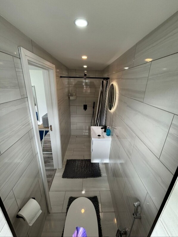 Shower, bidet, towels, toilet paper - Guest House in London (Harrow)