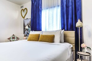 1 dormitorio, caja fuerte, tabla de planchar con plancha y cuna de viaje