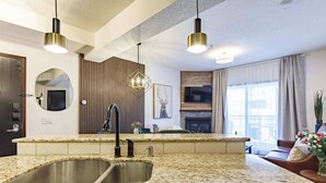 Interior - Westwinds - Funky Basecamp in the Rockies (Canmore)