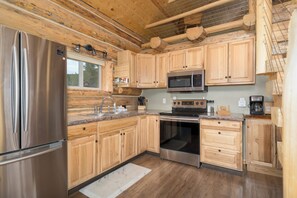 Jääkaappi, mikroaaltouuni, uuni, liesi