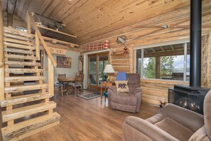 Smart TV, fireplace, DVD player, books - Recreate your Hallmark movie dreams in this rustic log cabin! (Anaconda)