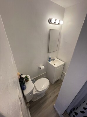Een douche, een haardroger, handdoeken, zeep