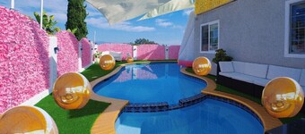 Pink Luxe Spa Retreat SALE 3 Nights with Pool, Fully Equipped Kitchen & Dome