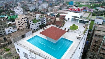 2 piscines extérieures