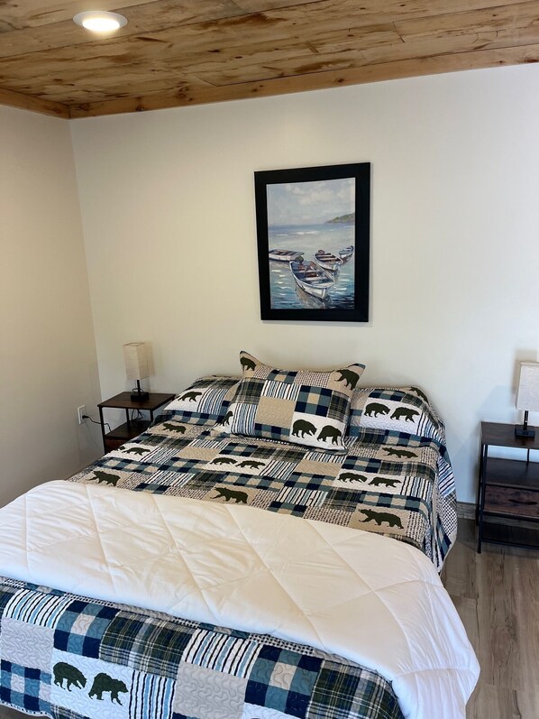 1 bedroom, WiFi, bed sheets - NEWLY RENOVATED! Cozy cabin in peaceful Oscoda with WiFi, AC (Oscoda)