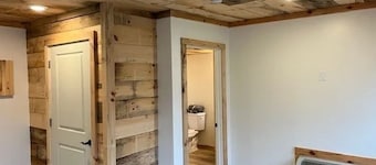 NEWLY RENOVATED! Cozy cabin in peaceful Oscoda with WiFi, AC